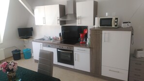 Kühlschrank, Mikrowelle, Ofen, Wasserkocher mit Kaffee-/Teezubehör