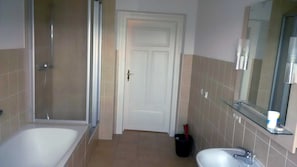 Dusche, Haartrockner, Handtücher