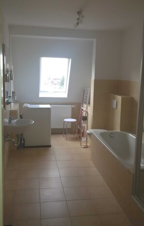 Shower, hair dryer, towels - Apartment IV. First floor (DG), 75m��, 2 bedrooms without balcony - Old Fire Station Görlitz City (Görlitz)