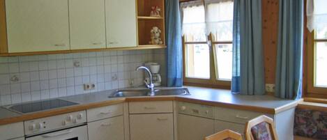 Een koelkast, een oven, een vaatwasser