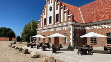 2 restaurantes, se sirven desayunos, comidas, cenas y cocina local