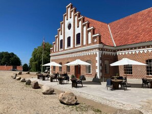 2 restaurants, breakfast, lunch, dinner served; local cuisine - Dragsholm Slot (Horve)