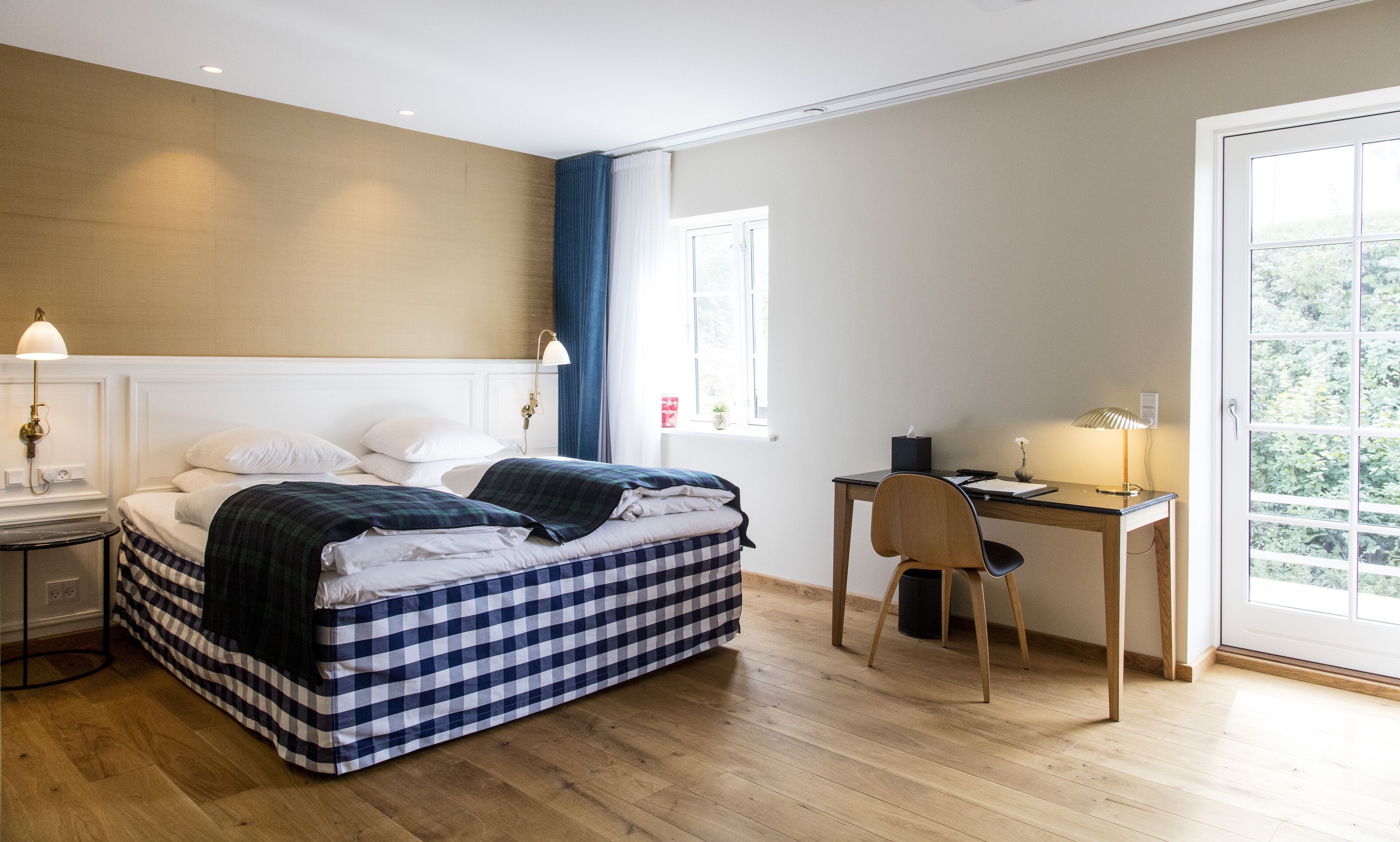 Large Estate Room with bathtub | 房內夾萬、獨特設計、書桌、遮光窗簾/窗簾