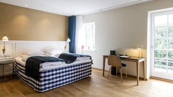 Large Estate Room with bathtub | 1 bedroom, in-room safe, individually decorated, desk