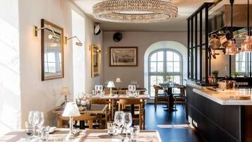 2 restaurants, serveren ontbijt, lunch, diner, lokale gerechten