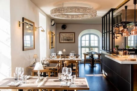 2 restaurantes; se sirve desayuno, almuerzo y cena; cocina local. Dragsholm Slot