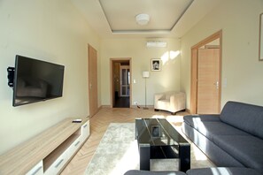 Splendor Above the City | Living room | TV