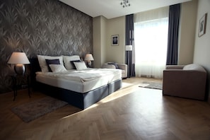 Splendor Above the City | Iron/ironing board, free WiFi, bed sheets