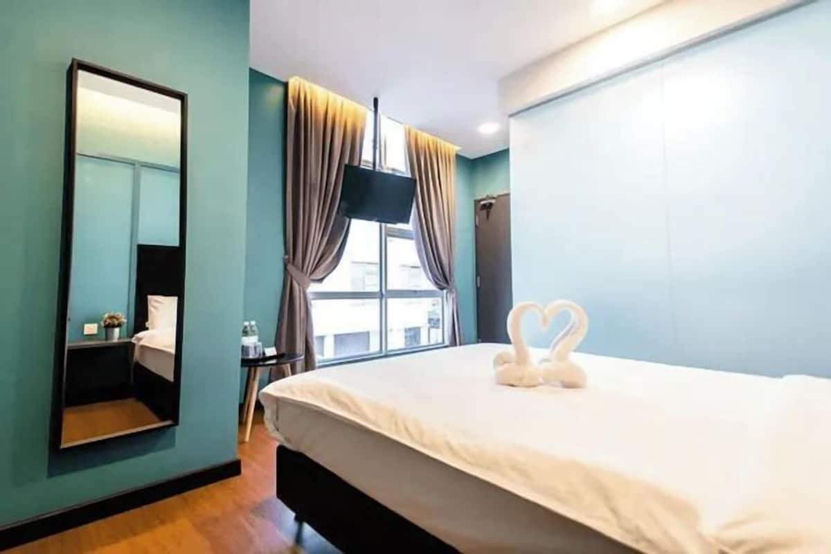 Desk, iron/ironing board (on request), WiFi (free), bed sheets