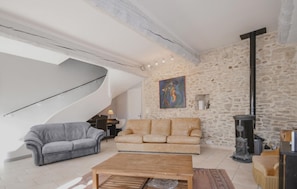 Fireplace, foosball, table tennis - Beautiful home in Caderousse with WiFi (Caderousse)