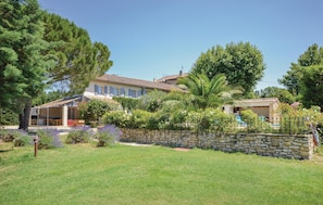 Property grounds - Beautiful home in Caderousse with WiFi (Caderousse)