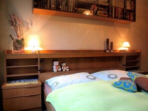1 bedroom, bed sheets