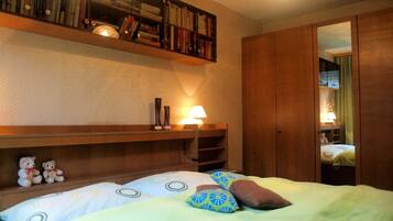 1 bedroom, bed sheets