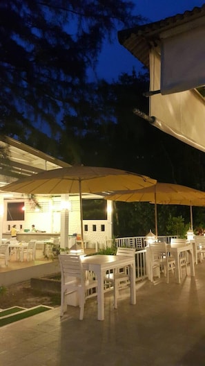 Petit déjeuner, déjeuner et dîner servis sur place, plats Cuisine thaï