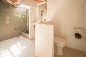 Douche, articles de toilette (gratuits), bidet, serviettes fournies