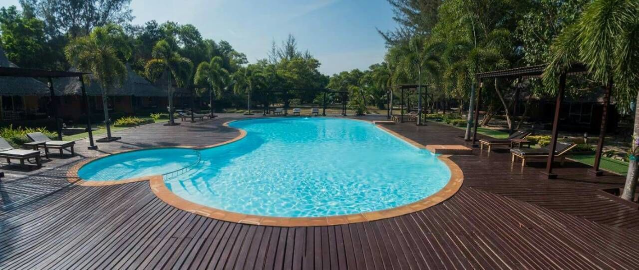 Una piscina al aire libre, tumbonas