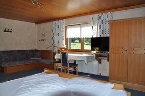 1 bedroom, desk, WiFi, bed sheets