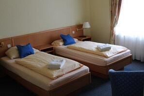 2 chambres, coffres-forts dans les chambres, bureau, lit parapluie