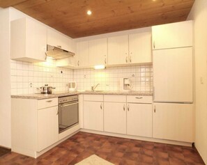 Réfrigérateur, four, chaise haute