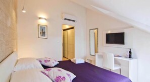 Premium bedding, in-room safe, desk, soundproofing - Laura Lux Suites (Split)