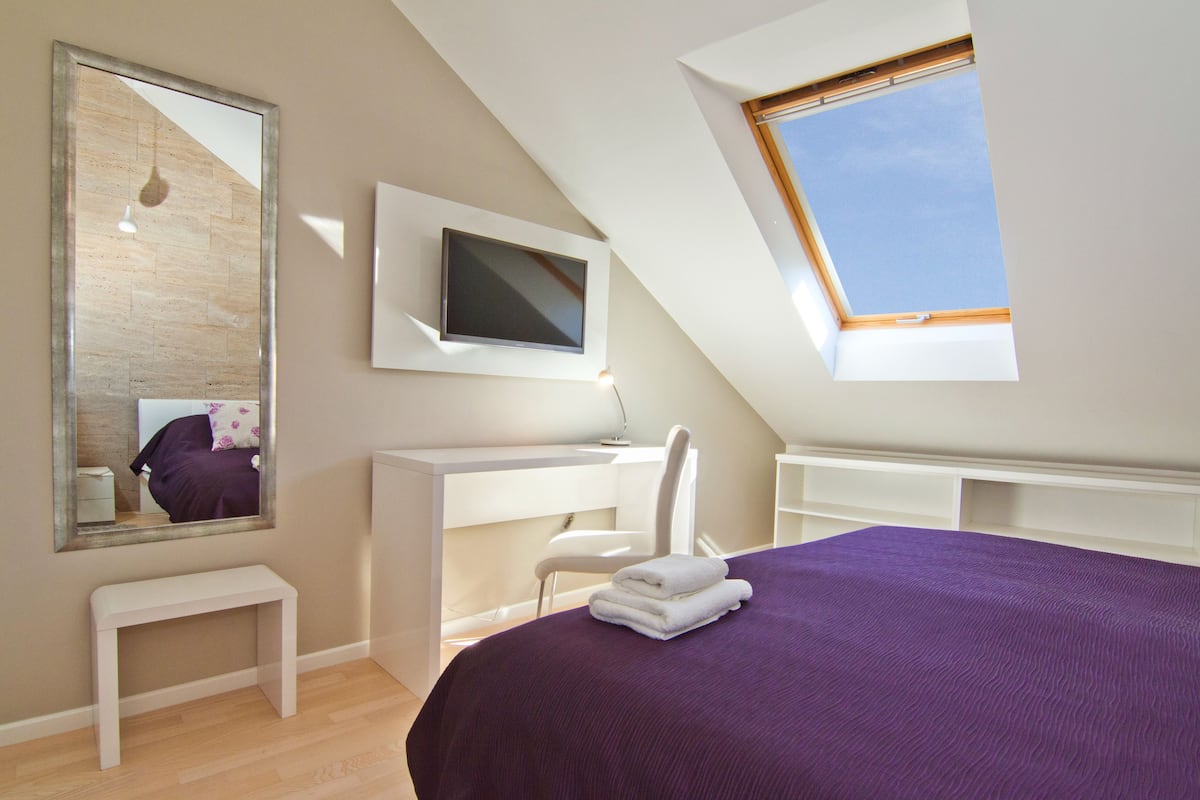 Habitación doble Deluxe, vista parcial al mar | Ropa de cama de alta calidad y caja de seguridad en la habitación