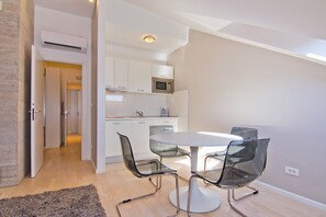 Kamar Quadruple Deluks | Makan di kamar