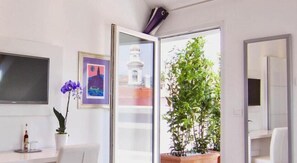 Deluxe-Doppelzimmer, Terrasse | Hochwertige Bettwaren, Zimmersafe, Schreibtisch, schallisolierte Zimmer