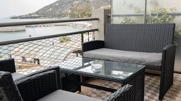 Doppel- oder Zweibettzimmer, Meerblick | Terrasse/Patio