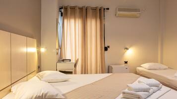 Dreibettzimmer, Stadtblick | Zimmersafe, Schreibtisch, schallisolierte Zimmer, kostenlose Babybetten