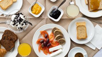 Tägliches einheimisches Frühstück (5.0 EUR pro Person)