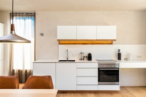 Réfrigérateur, four, lave-vaisselle, chaise haute