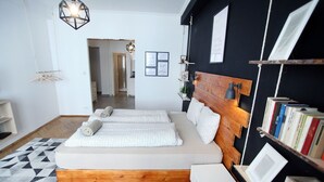 Inspire Apartment | Bàn ủi/dụng cụ ủi quần áo, bộ trải giường 