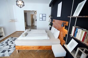 Inspire Apartment | Tabla de planchar con plancha y ropa de cama
