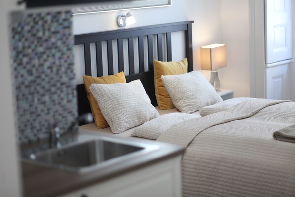 Pearl Apartment | Laptop workspace, iron/ironing board, free WiFi, bed sheets - Dfive Apartments - Pearl (Budapest)