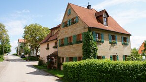 Unclassified image, 2 of 25, button