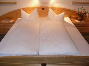 1 bedroom, desk, WiFi, bed sheets
