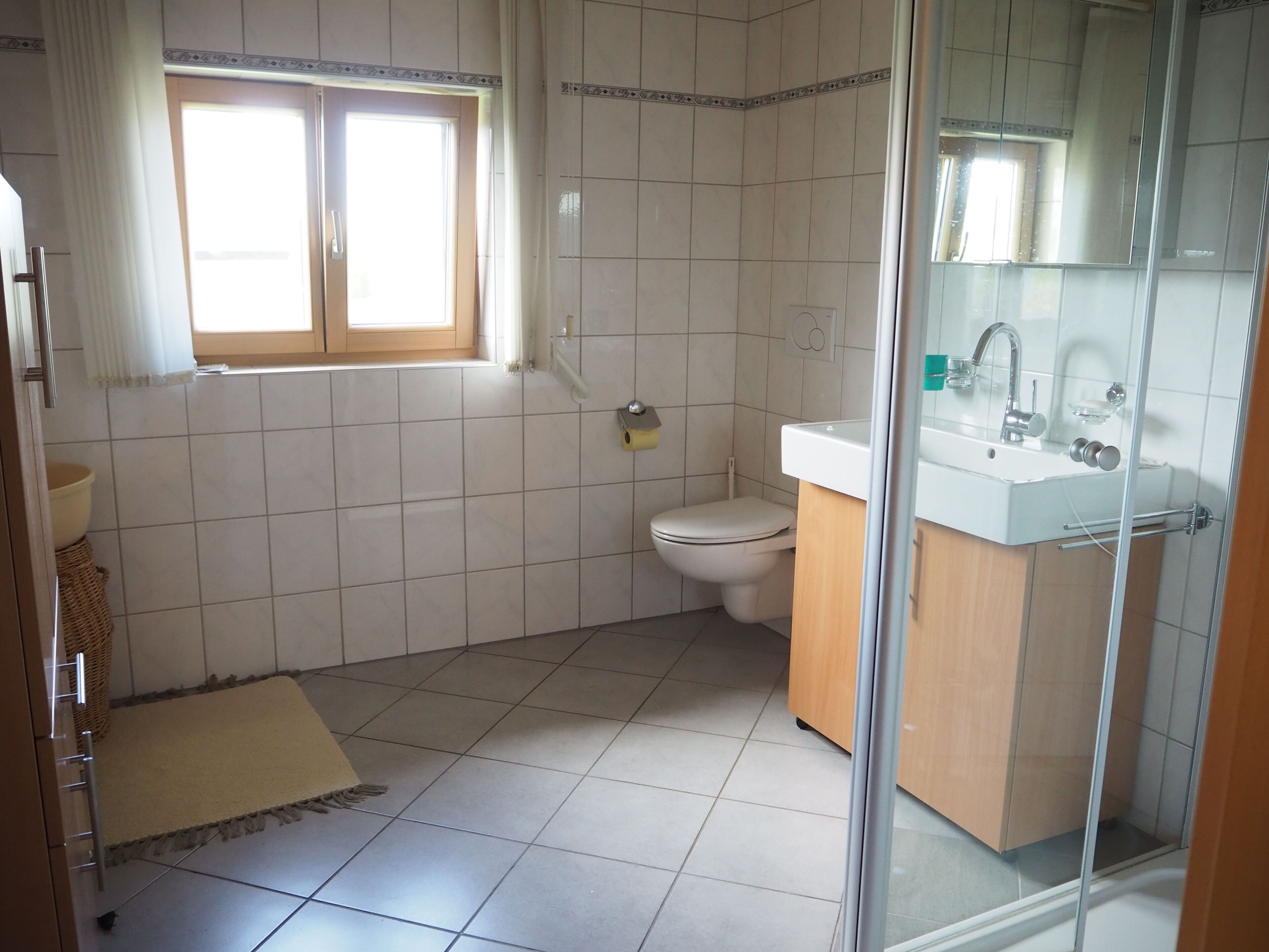 Dusche, Handtücher, Toilettenpapier