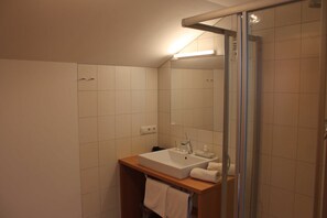 Secador de cabelo, toalhas de banho