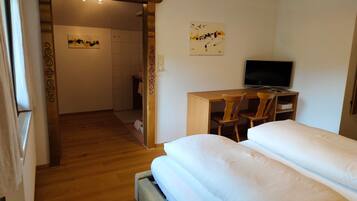 1 slaapkamer, een bureau, wifi, beddengoed