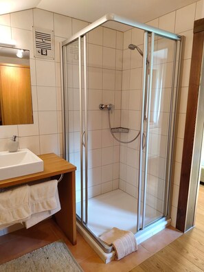 Shower, hair dryer, towels - Room Üntsche - Pension Zita (Schoppernau)