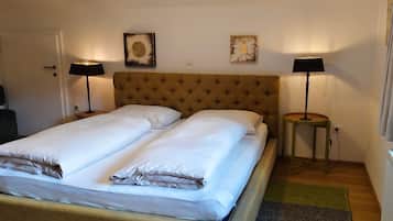 1 bedroom, desk, WiFi, bed sheets