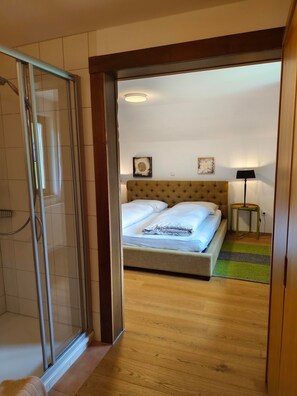 1 bedroom, desk, WiFi, bed sheets - Room Üntsche - Pension Zita (Schoppernau)