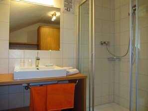 Dusch, hårtork och handdukar