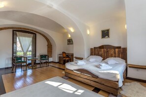 Escritorio, wifi gratis y ropa de cama 