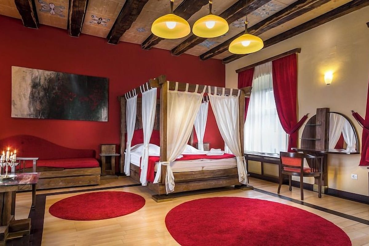 Desk, WiFi (free), bed sheets