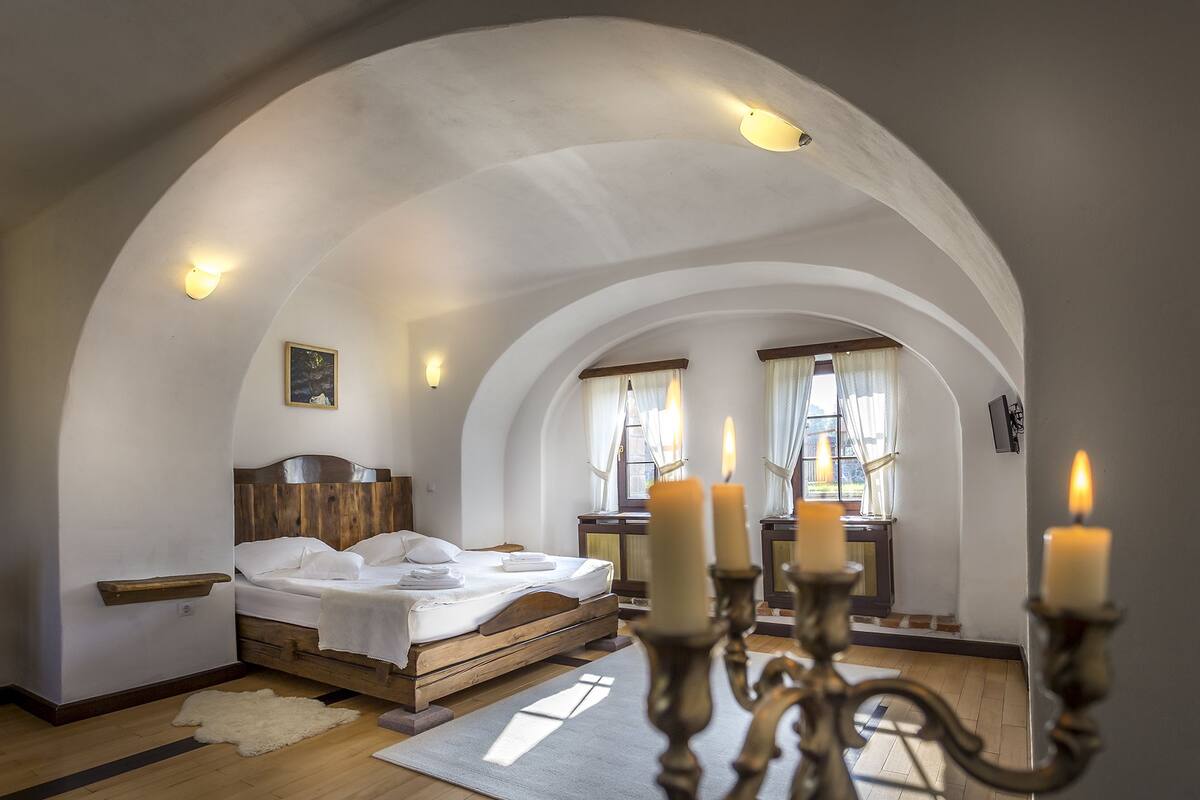 Deluxe Double Room, 1 King Bed | Desk, free cribs/infant beds, rollaway beds, free WiFi