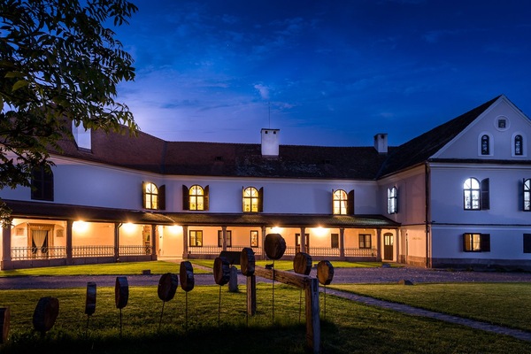 Fachada de la propiedad por la tarde o noche