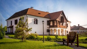 A large, white building with a tiled roof and a balcony. - Castle Hotel Daniel (Bradut)