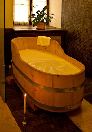 Standard-Doppel- oder -Zweibettzimmer | Komfortbadewanne