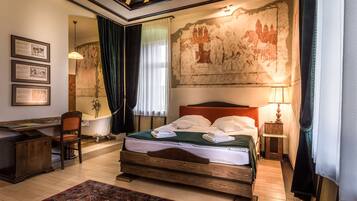 Habitación doble Prestigio, 1 cama Queen size | Escritorio, wifi gratis y ropa de cama